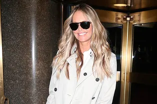 Как в 54 выглядеть на 30: Эль Макферсон в белоснежном тотал-луке