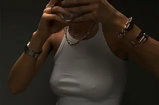 Вместо базовой белой футболки носите майку-«алкоголичку»