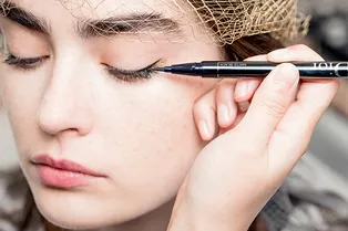 Двойные стрелки и косы-ободки: детали кутюрного шоу Dior