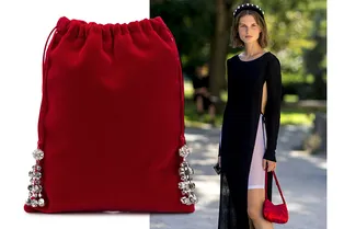 Маленькая алая сумка: 8 вариантов, чем разбавить черно-белый образ