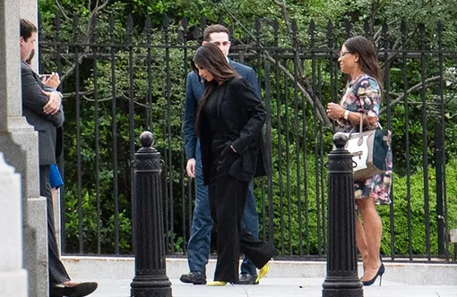 Ким Кардашьян спешит на встречу с президентом