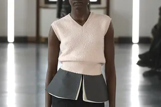 Любимая деталь Кристобаля Баленсиаги снова в тренде Любимая деталь Кристобаля Баленсиаги снова в тренде