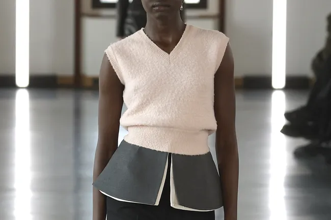 Любимая деталь Кристобаля Баленсиаги снова в тренде