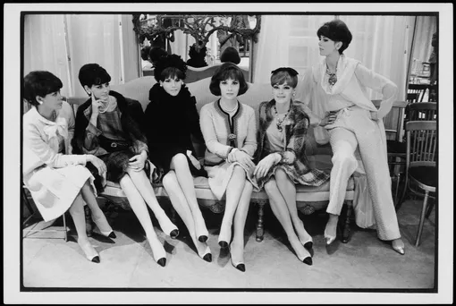 Итальянская актриса Джина Лоллобриджида в окружении манекенщиц CHANEL, демонстрирующих твидовые костюмы и двухцветные туфли, 25 октября 1964 года Итальянская актриса Джина Лоллобриджида в окружении манекенщиц CHANEL, демонстрирующих твидовые костюмы и двухцветные туфли, 25 октября 1964 года