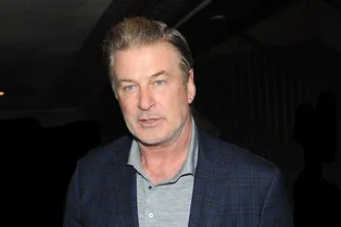 Отец Галины Хатчинс, погибшей на съемках фильма «Ржавчина», заявил, что Алек Болдуин частично виноват в произошедшем