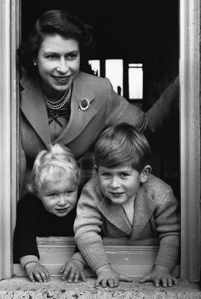 С детьми принцем Чарльзом и принцессой Анной, 1951 год