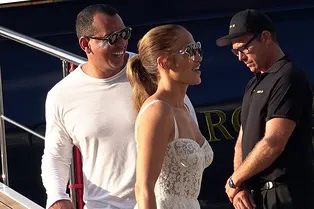 Почти невеста: Джей Ло в кружевном платье Dolce & Gabbana отдыхает на Капри