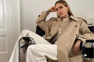 Главный фасон сезона: с чем носить широкие брюки весной 2021