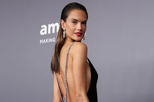 Алессандра Амброзио в лаконичном и очень сексуальном платье в пол