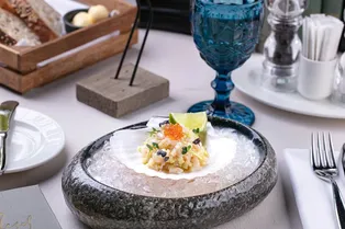 Оливье с камчатским крабом и «Кир рояль» с рябиной: что пробовать в Chekhoff Cafe & Bar