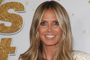 Вся в белом: Хайди Клум на съемках шоу «Америка ищет таланты»