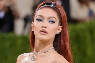Накладные челки и хвосты, стразы и красные губы: лучшие бьюти-образы Met Gala — 2021