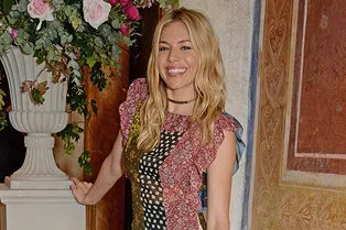 Сиенна Миллер в полупрозрачном платье и морковных туфлях в Риме