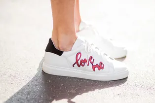 10 пар сникерсов, которые заменят вам туфли