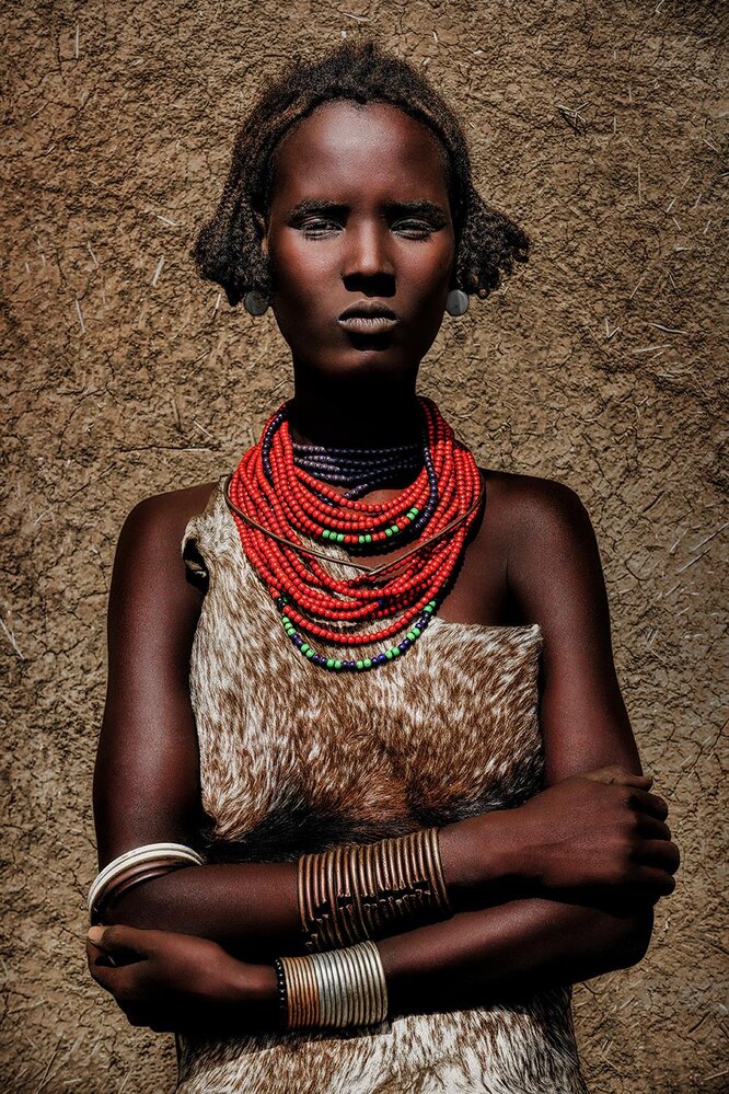 Молодая женщина из племени Дасанеч, Эфиопия.