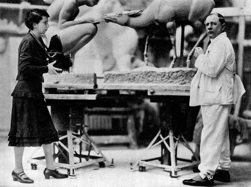 Ива фотографирует скульптора Гуго Ледерера в его мастерской, около 1930 года