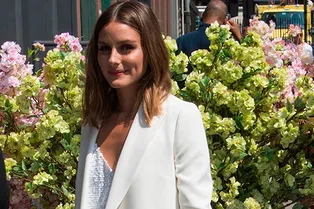 Белый длинный пиджак и никаких каблуков: повседневный шик от Оливии Палермо