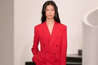 Как носить красный летом-2026: идеи от Chanel, Hermés, Fendi и других брендов Как носить красный летом-2026: идеи от Chanel, Hermés, Fendi и других брендов