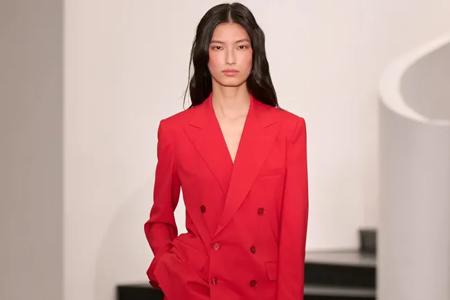 Как носить красный летом-2026: идеи от Chanel, Hermés, Fendi и других брендов