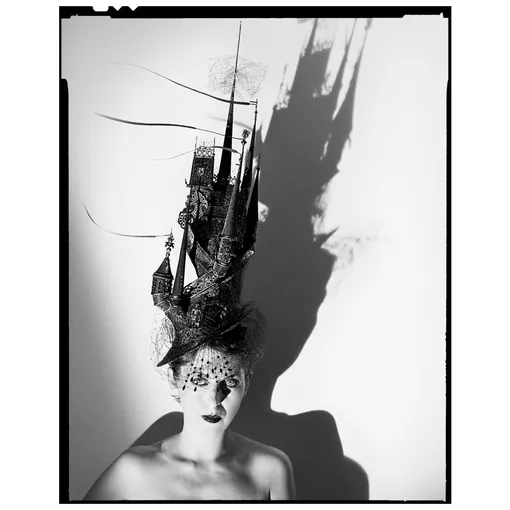 Изабелла Блоу в шляпке Philip Treacy, 1999 год