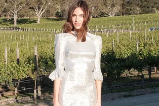 Истинная аристократка: романтичная Алекса Чанг отправилась на экскурсию по виноградникам