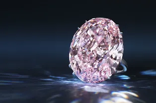 Как выглядит крупнейший в мире розовый бриллиант Как выглядит крупнейший в мире розовый бриллиант