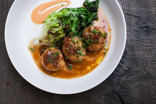 Гребешки на гриле и краб с корнем сельдерея в обновленном меню Cutfish Гребешки на гриле и краб с корнем сельдерея в обновленном меню Cutfish