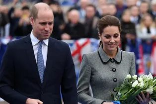 Кейт Миддлтон снова сочетает короткое пальто с плотными колготками, подчеркивая стройные ноги