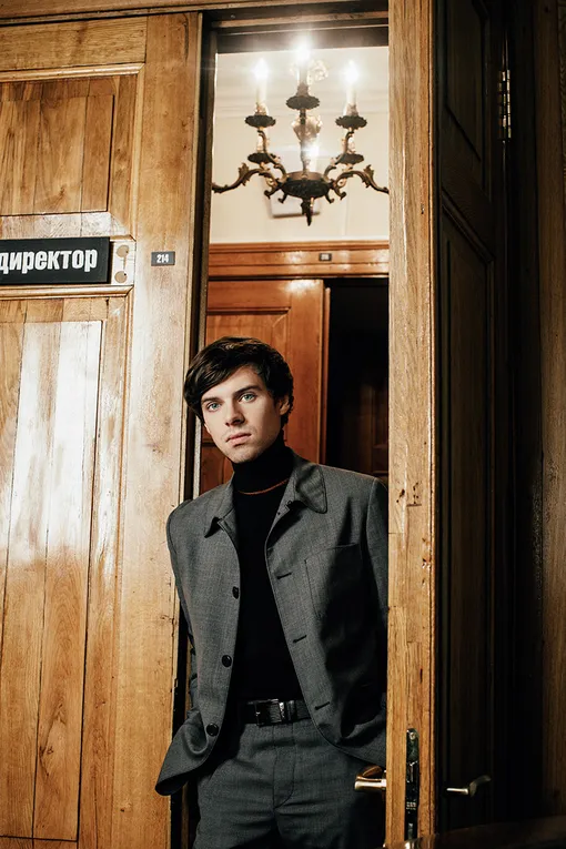На Филиппе: костюм Prada, ремень Louis Vuitton, кроссовки Alberto Guardiani На Филиппе: костюм Prada, ремень Louis Vuitton, кроссовки Alberto Guardiani