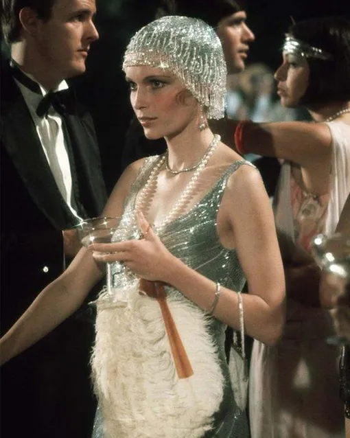 Миа Фэрроу в роли Дейзи Бьюкенен в фильме «Великий Гэтсби» Джека Клейтона, 1974 Миа Фэрроу в роли Дейзи Бьюкенен в фильме «Великий Гэтсби» Джека Клейтона, 1974