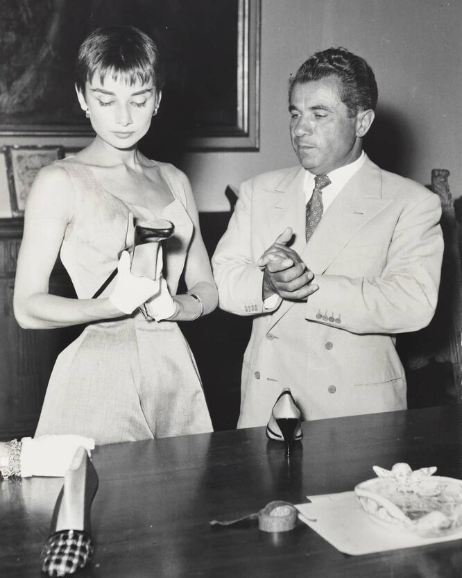 Одри Хепберн с Сальваторе Феррагамо в его мастерской во Флоренции в 1954-м году