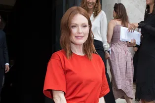 57-летняя Джулианна Мур разбивает стереотипы о том, что рыжим нельзя носить красный