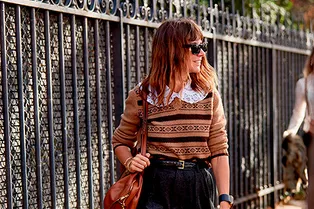 Блузка под свитер: любимое осеннее комбо