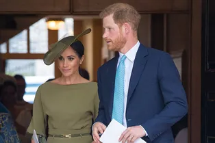 Тотал-лук цвета хаки: Меган Маркл в платье Ralph Lauren на крестинах принца Луи