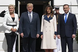 К осени готова: Мелания Трамп в пальто Gucci за 3 тысячи долларов