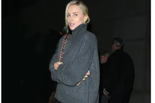 Шарлиз Терон в «мужском» свитере и остроносых сапогах из мягкой замши сходила на баскетбол