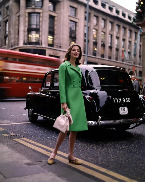 Девушка на улице Лондона, 60-е годы. Фото: Popperfoto/Getty Images