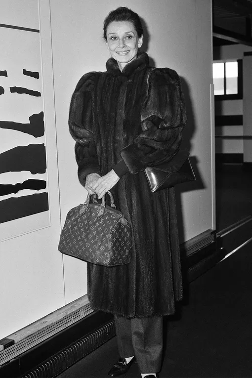 Одри Хепберн с сумкой Louis Vuitton, 1984 год