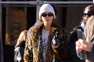 Кеды и леопард: Кайя Гербер в меховом пальто с самым модным принтом сезона