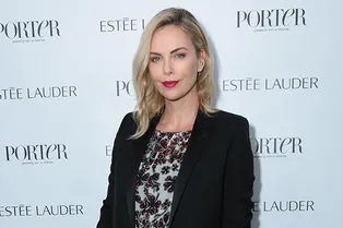 Пять минут — и вы звезда вечеринки: модный лайфхак от Шарлиз Терон