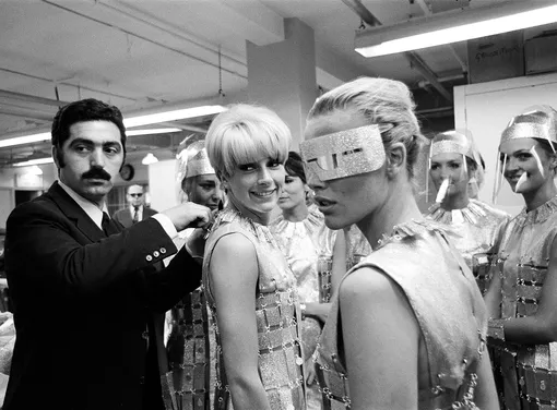 Пако Рабанн во время работы над костюмами для фильма «Казино Рояль» (1967)