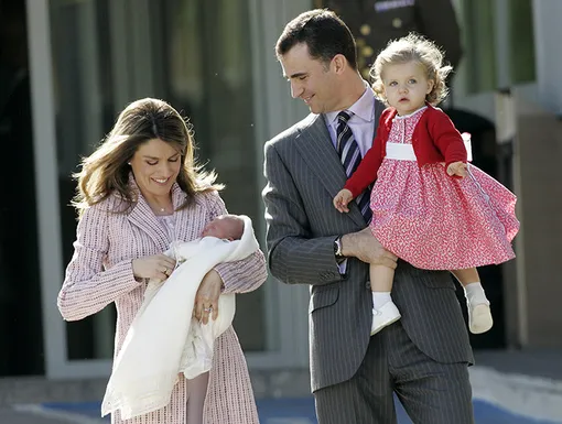 Король Испании Филипп и королева Летиция с новорожденной дочерью Софией, 4 мая 2007 года года