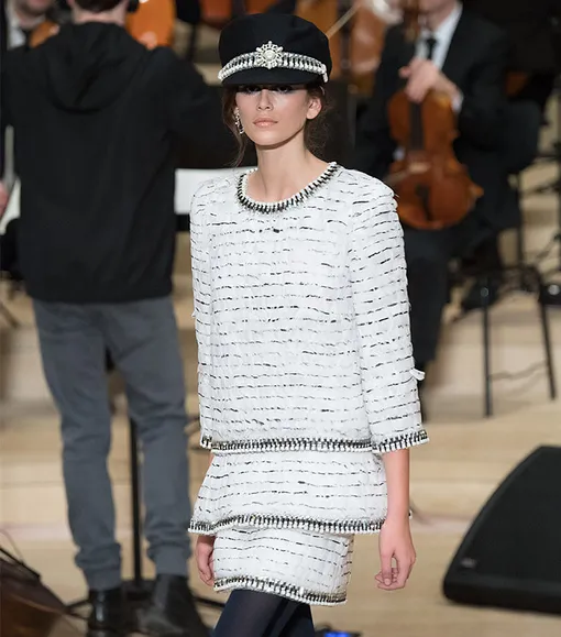 На показе Chanel Métiers d'Art 2017—2018