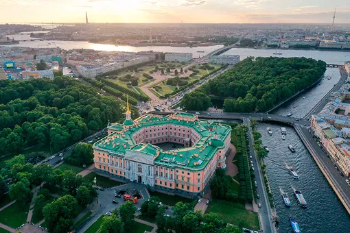 Михайловский замок в Санкт-Петербурге Михайловский замок в Санкт-Петербурге