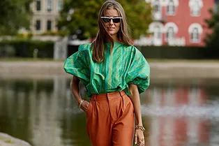 8 кожаных брюк-бананов, которые окажутся незаменимыми в межсезонье