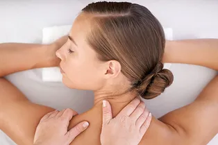 Чем лечебный массаж отличается от привычного похода в спа и почему он нужен всем, кто работает в офисе