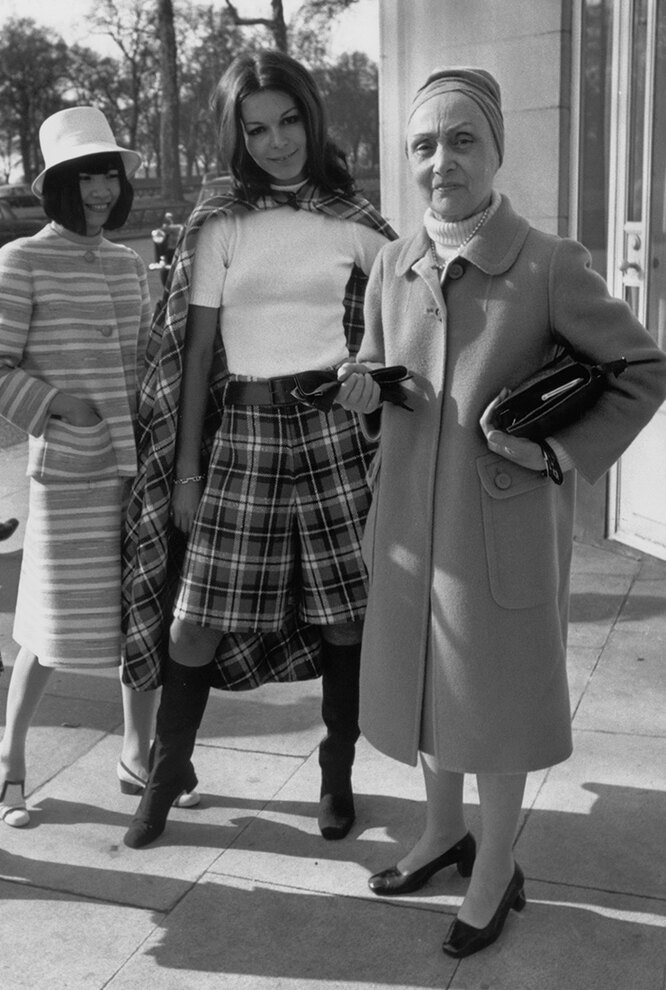 Мадам Гре с моделями во время показа в Лондоне, 1971