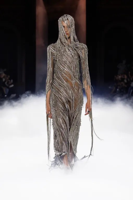 Alexander McQueen весна-лето 2025 Alexander McQueen весна-лето 2025