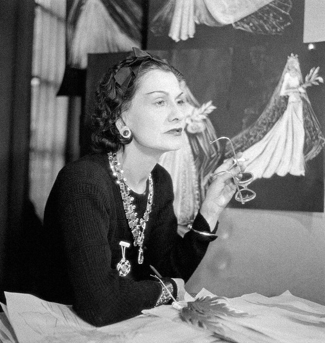 Габриэль Шанель за работой, 1937 год