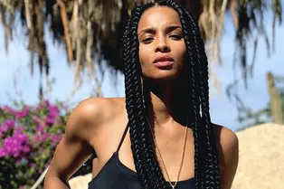 Сама естественность: Сиара показала фото без макияжа и в купальнике